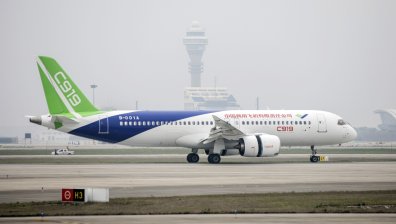 Китай срещу Airbus и Boeing - направи първия си търговски полет