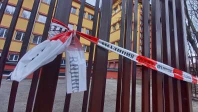 МОН: Евакуираха ученици в Пловдивско, трусът напука стени, паднаха мазилки, прозорци в училища