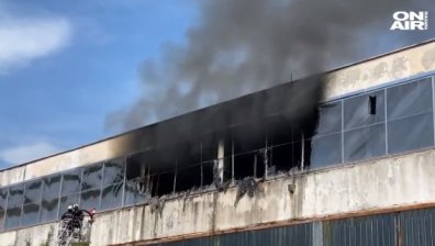 Пожар избухна в склад с близо 30 тона дрехи във Велико Търново