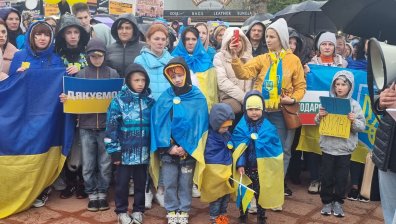 Туристите с резервации пристигат по морето, но украинците не искат да се местят