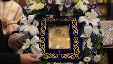 Чудотворната Хавайска икона на Богородица продължава да събира вярващи в София