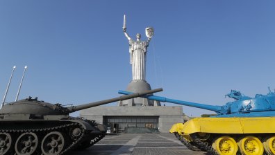 Тризъбец замени сърпа и чука на монумента "Родината майка" в Киев