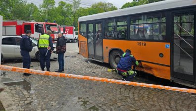 Ужас на пътя: Кола блъсна пешеходец в "Горна баня", мъжът попадна под автобус