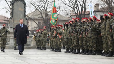 Каракачанов: Военната професия вече е привлекателна за младото поколение