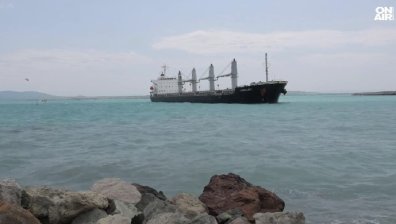 Не успяха да изтеглят кораба, заседнал до пристанището в Бургас