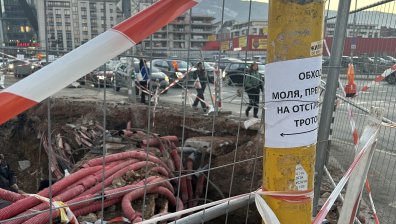 "Опасно за пешеходци!": Разкопан тротоар е капан за минаващите