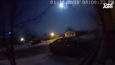 Огромна огнена топка освети небето над Детройт
