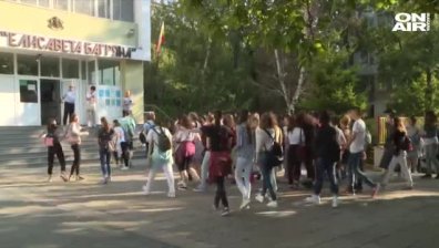 Над 1 800 седмокласници се явиха на матурата по чужд език