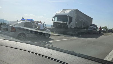 ТИР и кола катастрофираха в мантинела на АМ "Тракия"