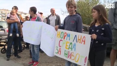 Жители на "Манастирски ливади" протестираха пред дома на Фандъкова