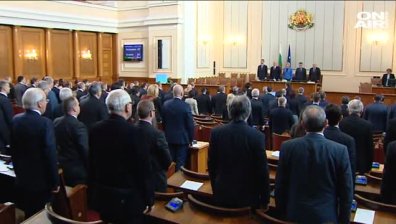 Депутатите се върнаха на работа с химна, отчети и скандали