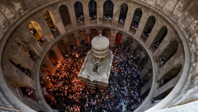  Християнският свят посрещна Благодатния огън в Ерусалим (СНИМКИ)