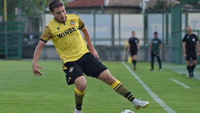 Кървави сблъсъци в Перник, фенове на "Миньор" мятаха камъни и бомбички по заралии