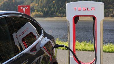 Tesla се срива, загуби още $408 млн. за 3 месеца