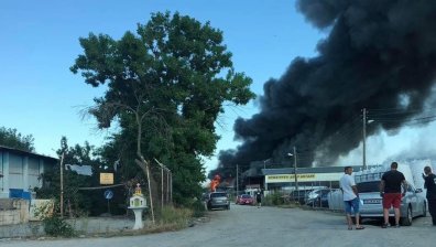 Пожар пламна в склад за матраци в Костинброд, следят за чистотата на въздуха