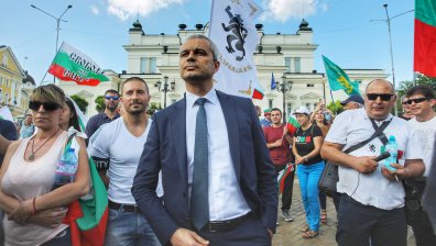 Протест на "Възраждане": Каква е ролята на мъжете с ленти с надпис Security