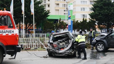 Три деца са пътували в катастрофиралите коли на бул."България", няма пострадали