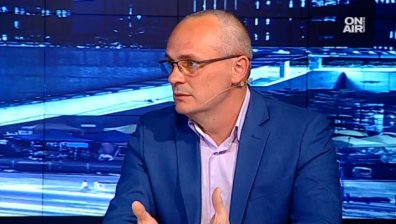 Правилният път пред Зеленски бил да гледа интереса на Украйна