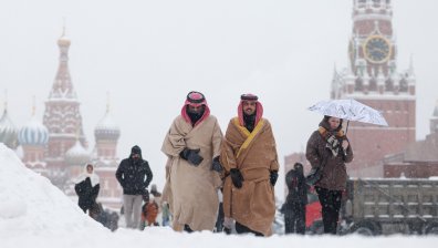 Богати арабски туристи се любуват на зимата в Москва (СНИМКИ)