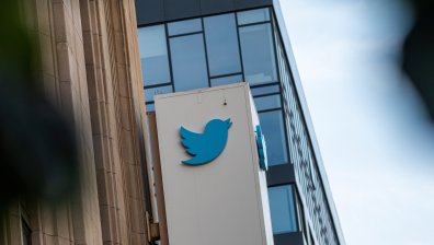 Мъск попита потребители на Twitter дали да възстанови акаунта на Доналд Тръмп