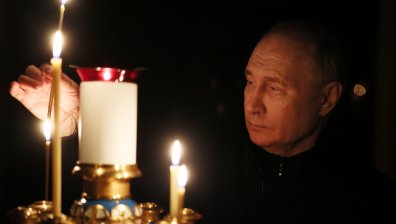 Путин запали свещ за жертвите в Москва, хиляди на опашка да положат цвете (СНИМКИ)