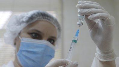 Великобритания може да спре имунизацията с AstraZeneca при младите хора