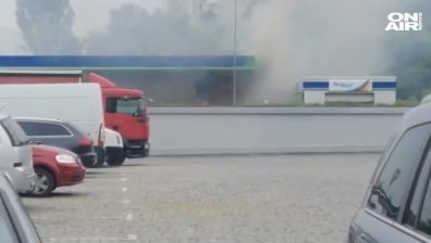 Автомобил се запали на бензиностанция в София