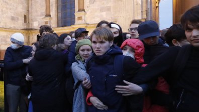 На сбогуване: С прегръдки и сълзи се разделиха мобилизираните руснаци с близките си