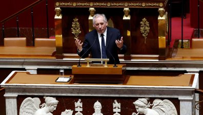 Френският премиер оцеля след вот на недоверие