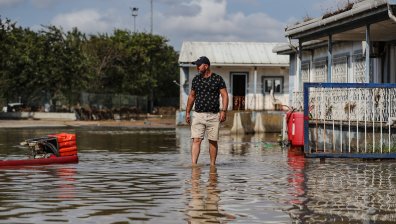 Библейски потоп взе жертви в Турция, коли и автобуси са блокирани по пътищата