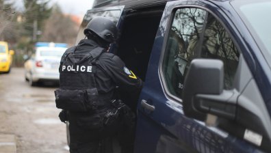 Арестуваха двама, мамили хора с екзотични екскурзии и доставка на пелети за хиляди левове