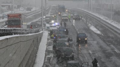 Студ и сняг блокираха Гърция, затвориха училища и пътища