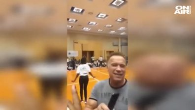 Арнолд Шварценегер получи ритник в гърба по време на Arnold Classic