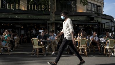 Кафенетата в Париж отвориха, в Дания започват да работят басейните