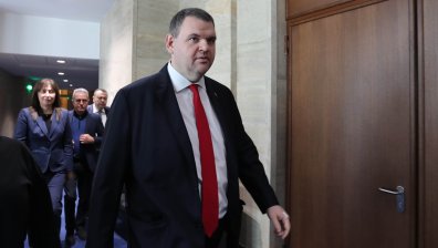 Пеевски сложи точка на престрелката между Борисов и Петков, каза с кого е по-близък