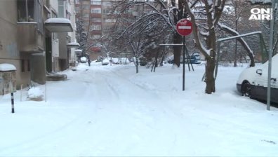 София след снеговалежа: Почистени булеварди и затрупани квартални улици