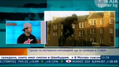 Екстремно спускане с планински велосипеди от покрива на НДК