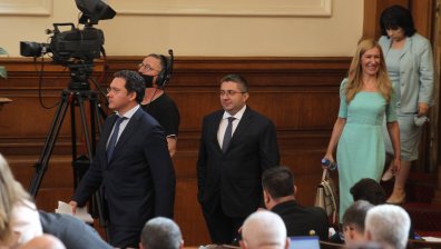 Депутатите решиха единодушно и без дебат - отменят лятната си ваканция