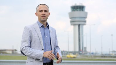 Водещият на &bdquo;Авиошоу&ldquo; - пилотът, който лети с продуцентско студио в джоба