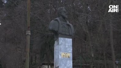 Безродници чупиха и опитаха да откраднат паметника на Ботев в Благоевград