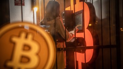 Срив на криптовалутите: Биткойн поевтиня с до 7,4%, Етер спадна под 3000 долара