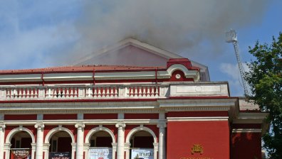 Операта в Русе се запали, евакуирани са работници от покрива (Обновена)