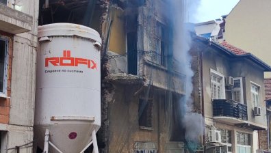 В центъра на София: Пожар в изоставена сграда, причинен от мигранти, общината нехае