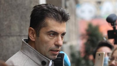 "Продължаваме промяната" излъчва премиер, вътрешен и финансов министър, без чадъри