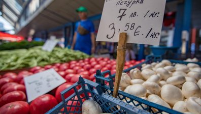 Кашкавалът и доматите на по-високи цени - кое поевтинява?