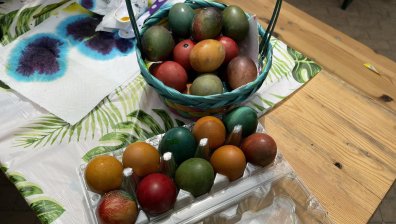 Лесни домашни методи за отстраняване на боя за яйца от ръце и дрехи