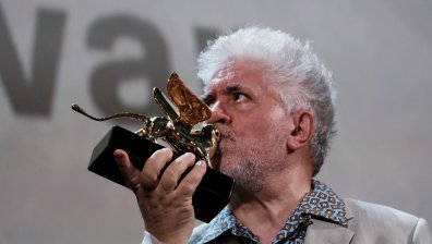 Педро Алмодовар със "Златен лъв" от фестивала във Венеция