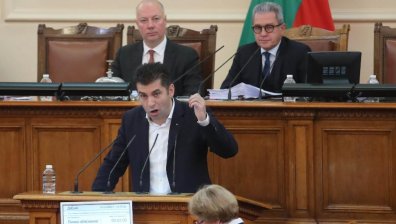 Депутатите удължиха бюджета и ограничиха големите разходи