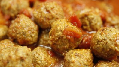 Вкусна идея за неделен обяд: Как да приготвим пикантни пилешки кюфтенца