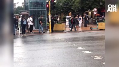 Кола се вряза в кашпа на бул. "Витоша", на метри от майка с дете, шофьорът избяга